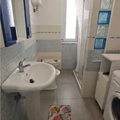 Bagno ristrutturato con grande doccia e lavatrice - Casa Vacanze Rosmary Agropoli