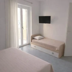 Camera da letto matrimoniale con letto singolo e balcone - Casa Vacanze Rosmary Agropoli