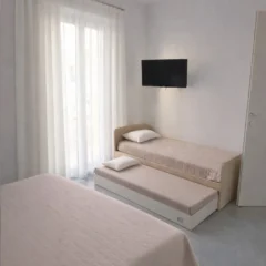 Camera da letto matrimoniale ristrutturata con letto singolo e balcone - Casa Vacanze Rosmary Agropoli